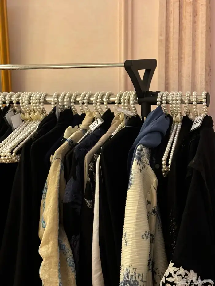 مفتش جوالات عبايات مع استند وصيفه عروسه. وصيفه. أم عريس 5