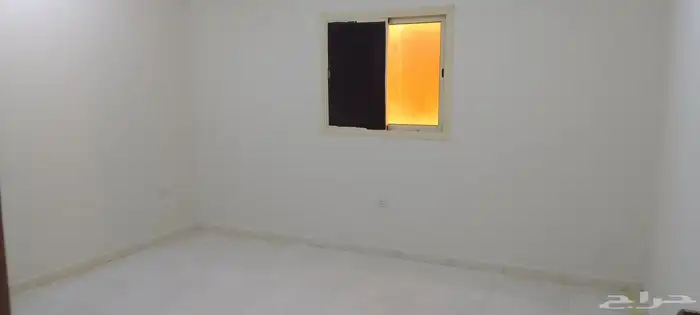 الايجار شقه عزاب غرفه وصاله وحمام ومطبخ في حي الجامعيين 4