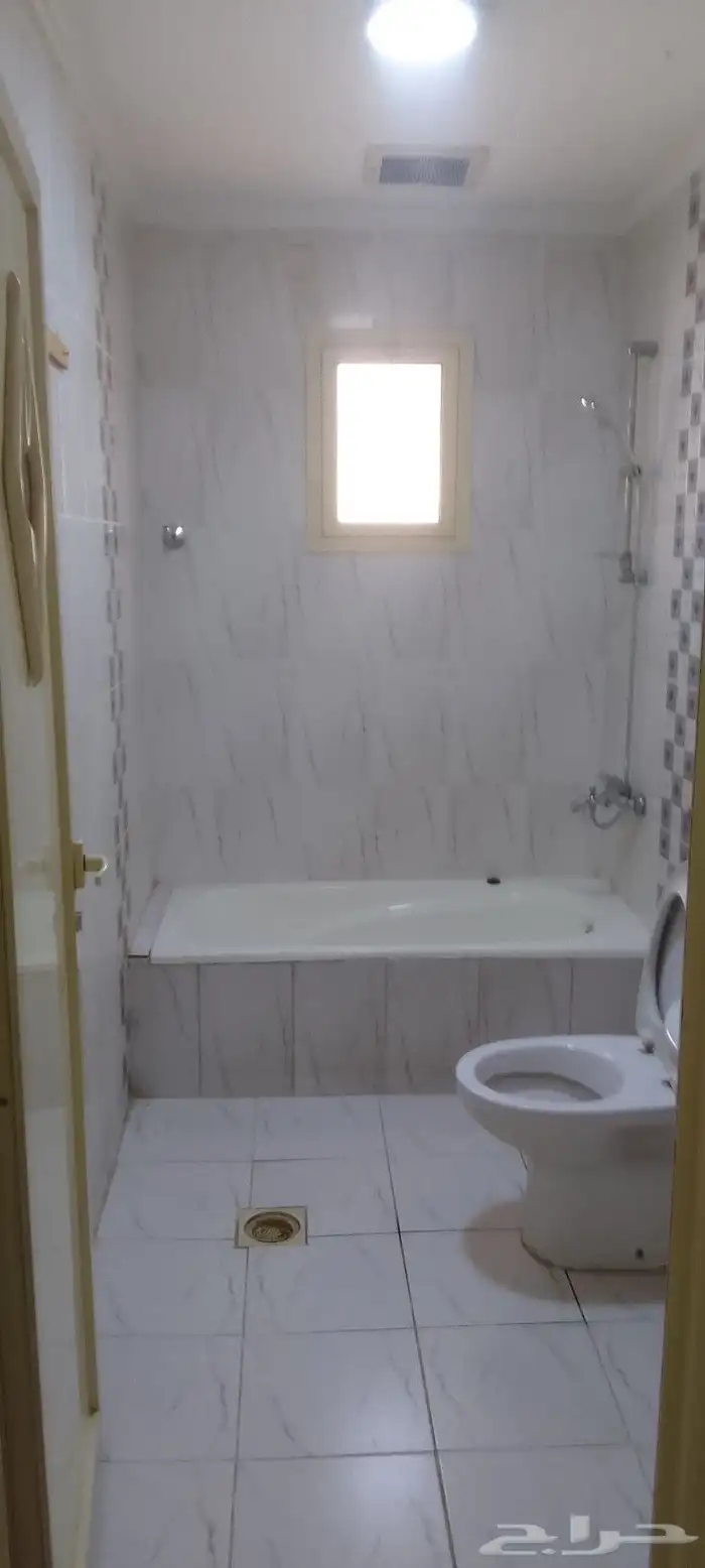 الايجار شقه عزاب غرفه وصاله وحمام ومطبخ في حي الجامعيين 3