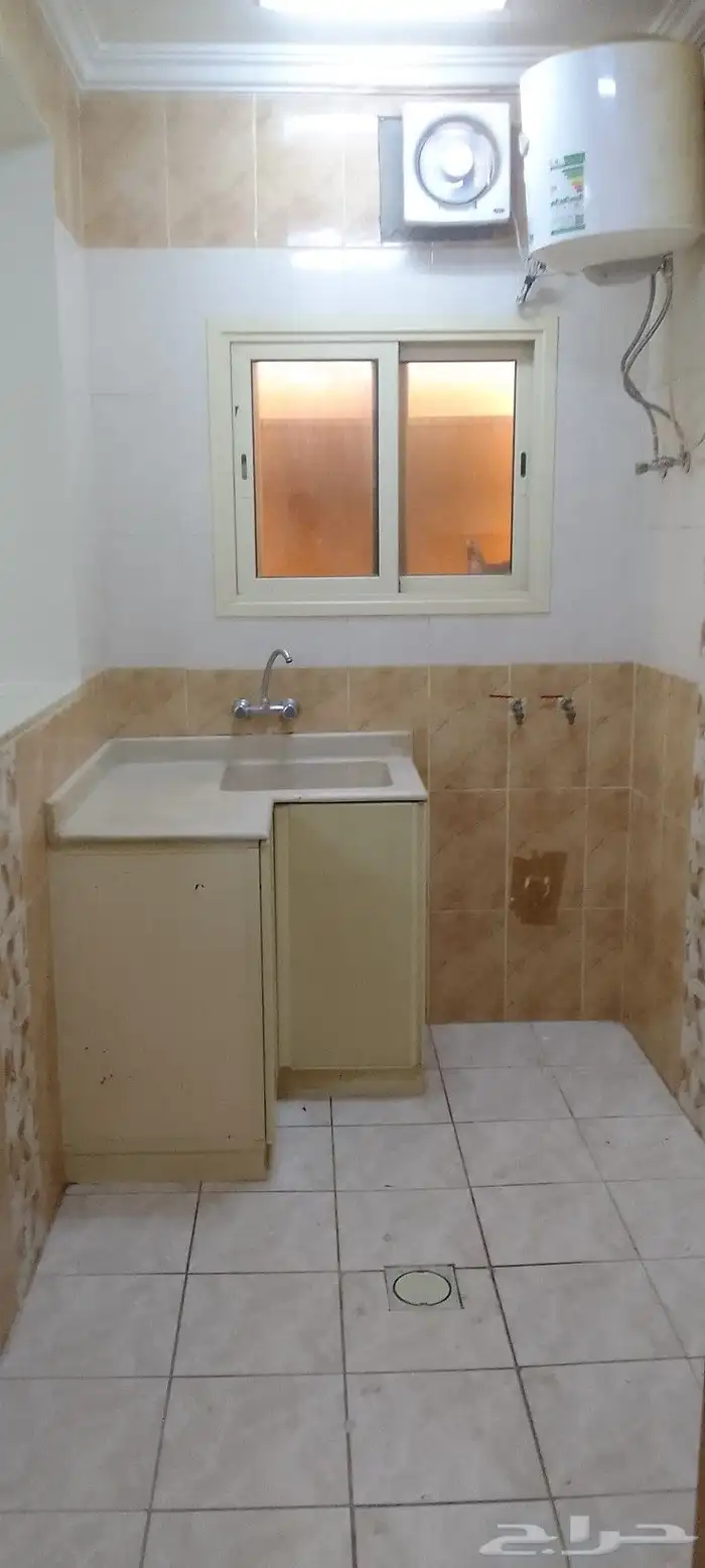 الايجار شقه عزاب غرفه وصاله وحمام ومطبخ في حي الجامعيين 6