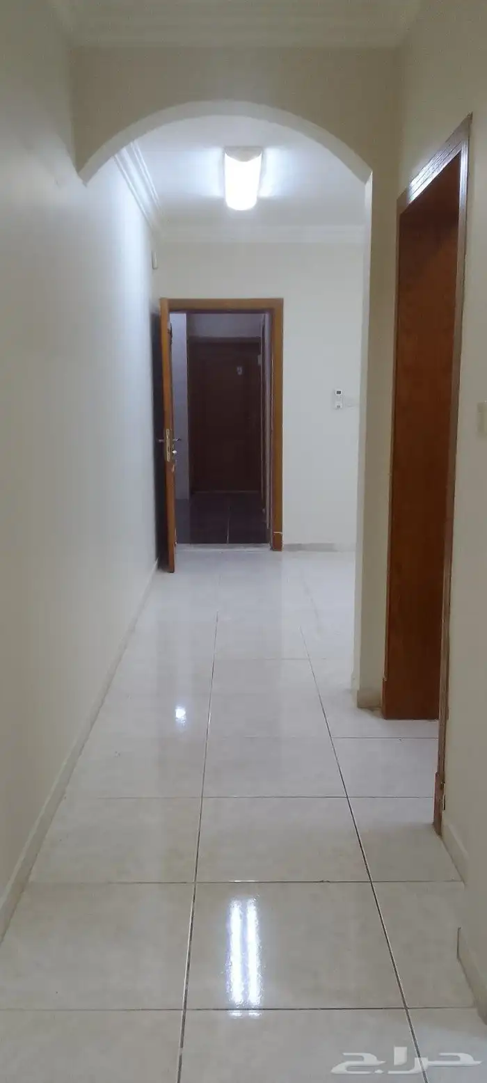 الايجار شقه عزاب غرفه وصاله وحمام ومطبخ في حي الجامعيين 5