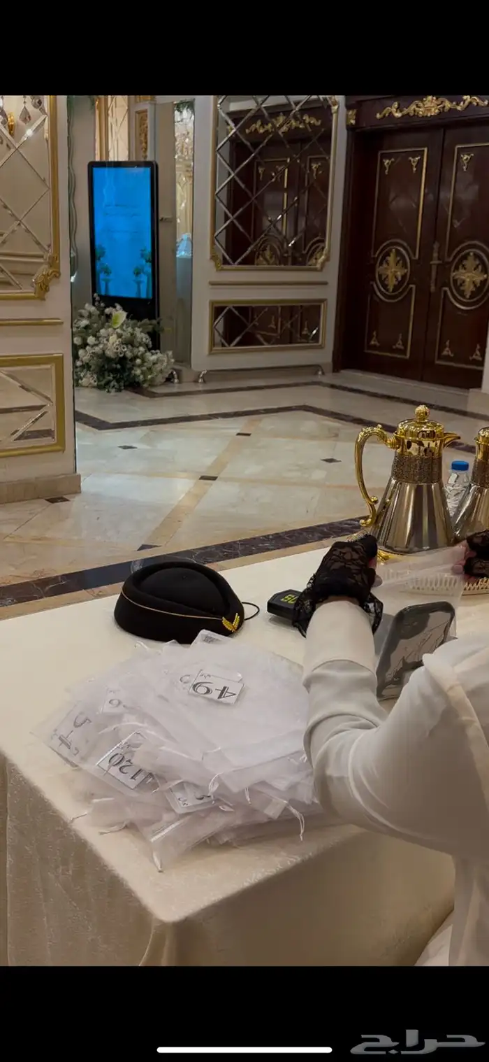 مفتش جوالات عبايات مع استند وصيفه عروسه. وصيفه. أم عريس 1