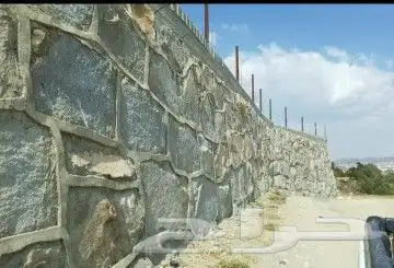 بنا حجر كبير 0