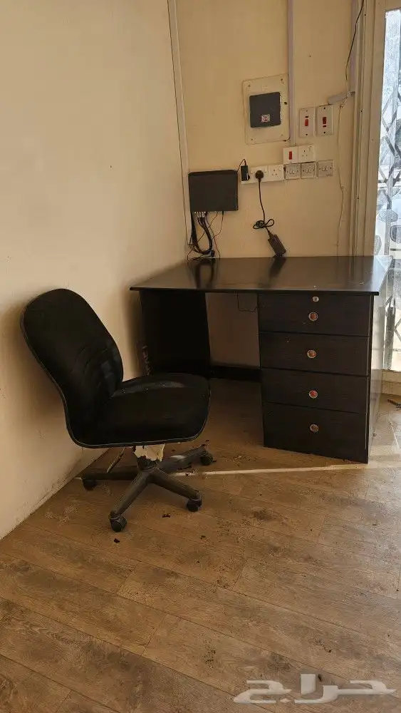 طاولة خشب معك كرسي دوار 0