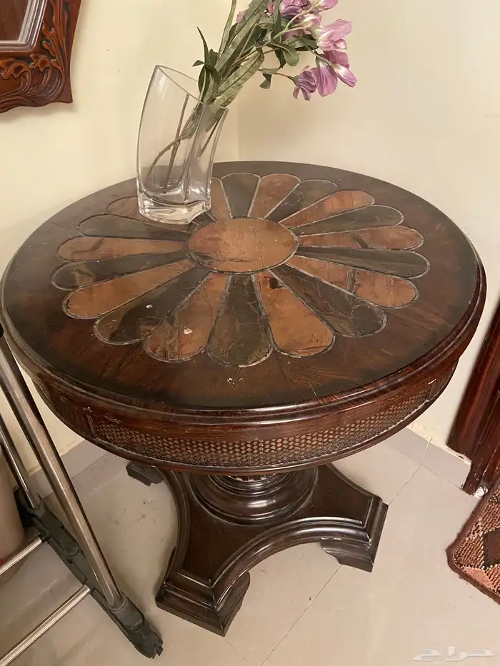 2طاولة واحدة كبيرة والثانية صغيرة 4