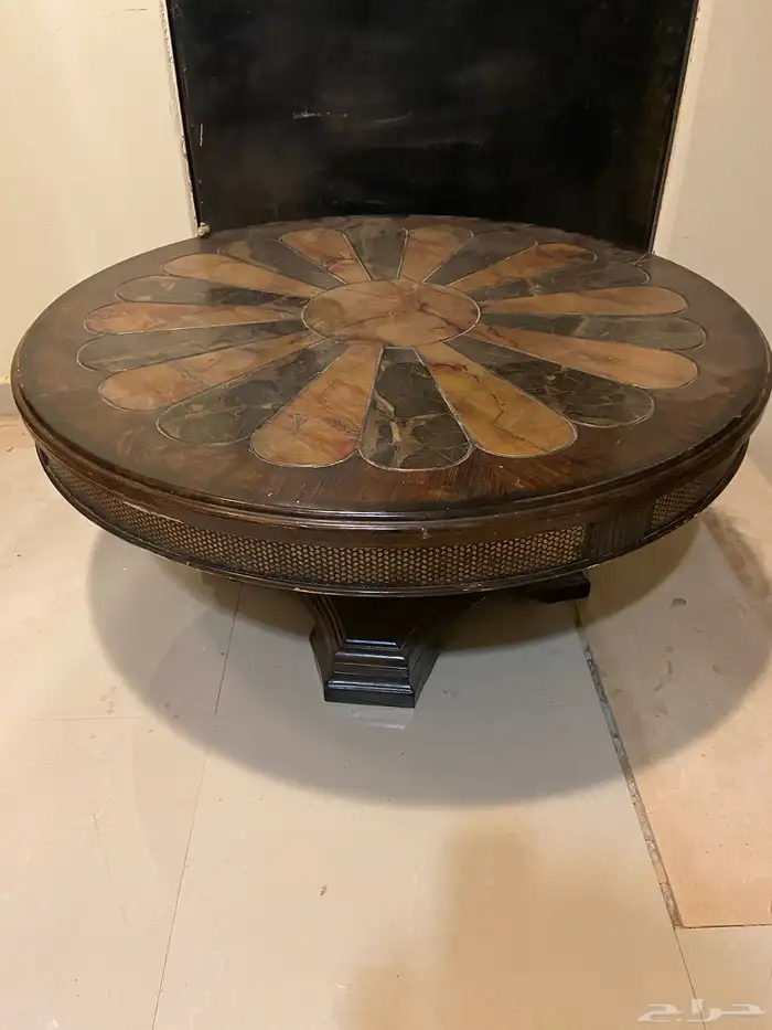 2طاولة واحدة كبيرة والثانية صغيرة 2