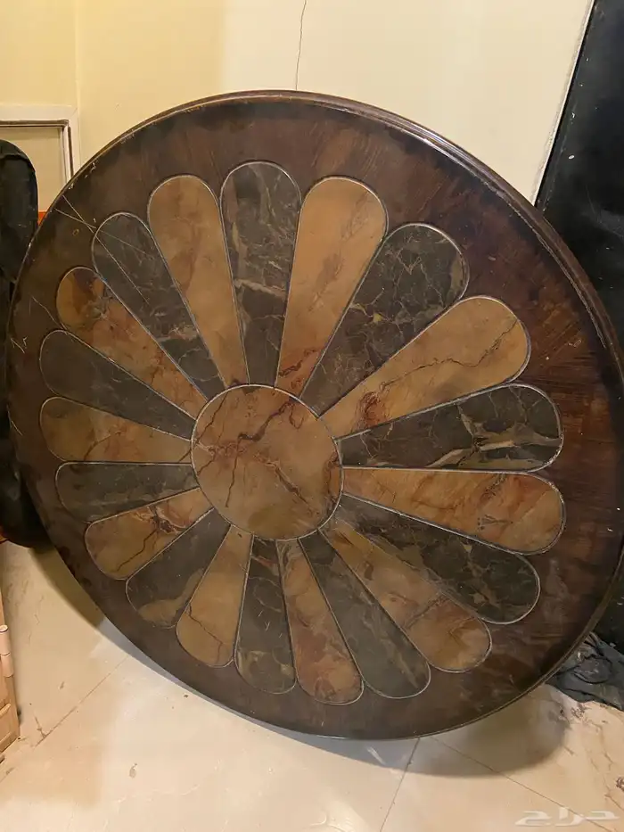 2طاولة واحدة كبيرة والثانية صغيرة 0