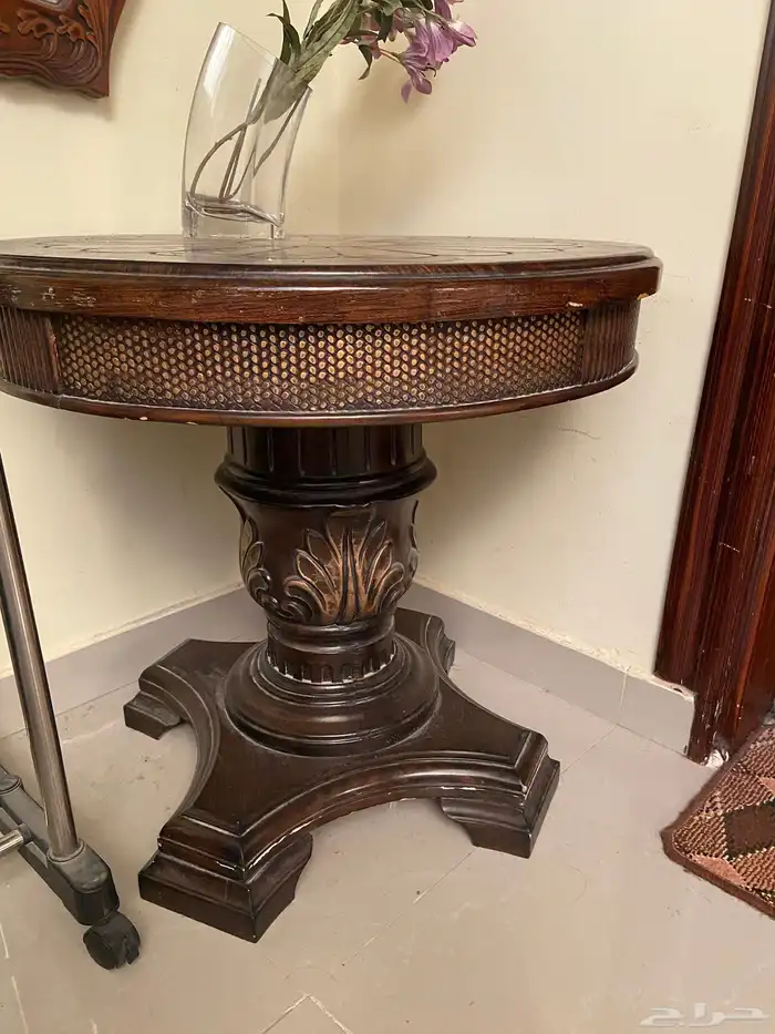 2طاولة واحدة كبيرة والثانية صغيرة 3