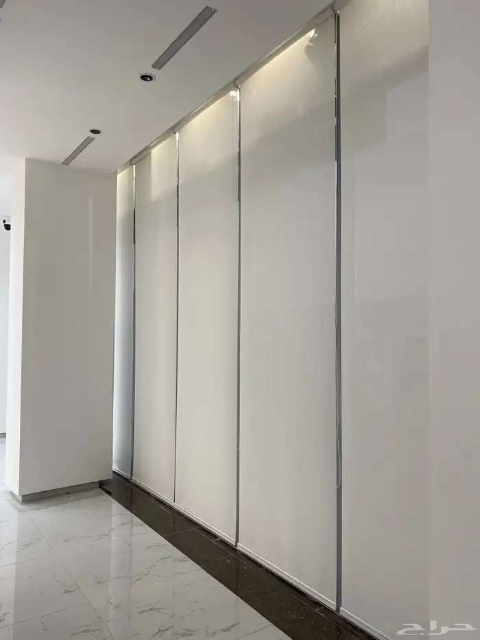 تركيب ستائر رول بلاك اوت ستائر كهربائية ستاير مكاتب خشبيه 3