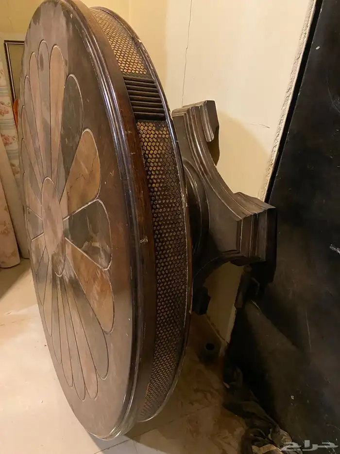 2طاولة واحدة كبيرة والثانية صغيرة 1