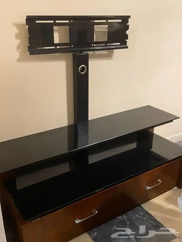طاوله مع حامل شاشه نضيفه ع الشرط 1
