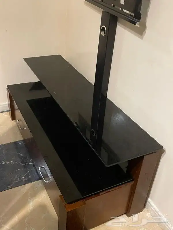 طاوله مع حامل شاشه نضيفه ع الشرط 0