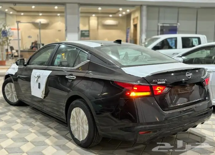 نيسان اللتيما 2024 S أسود 3