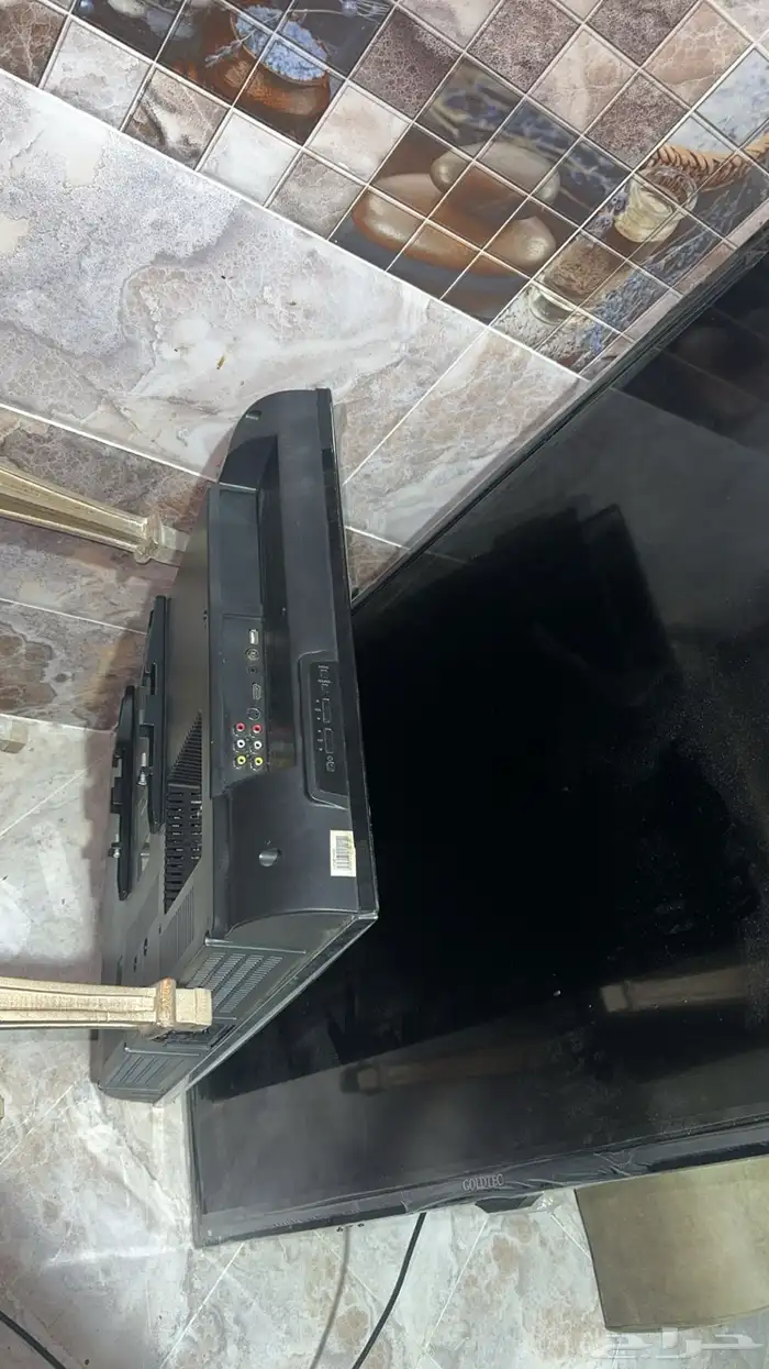 للبيع قطع او تصليح شاشتين SHARP GOLDTEC 2