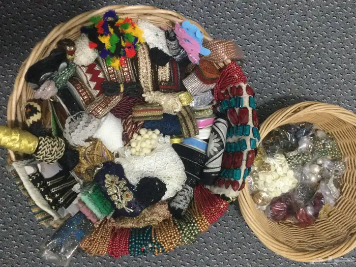 كلف وخرز و ازارير وخيوط منوعه وغاليه 0