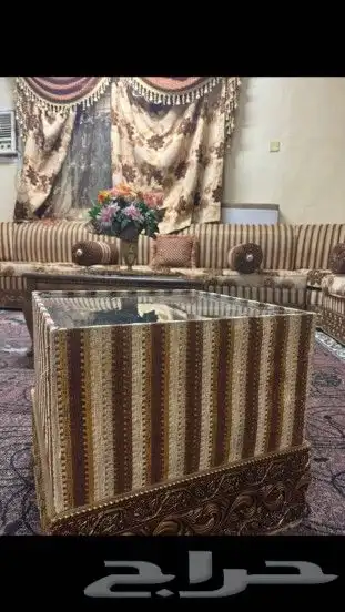 مجلس بني نظيف مع طاولاته وستائره. 4