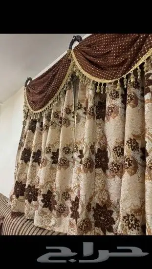 مجلس بني نظيف مع طاولاته وستائره. 3