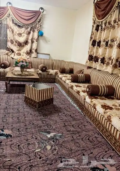 مجلس بني نظيف مع طاولاته وستائره. 2