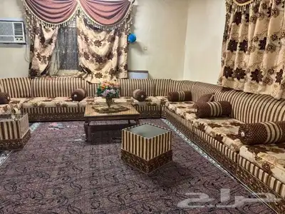 مجلس بني نظيف مع طاولاته وستائره. 0