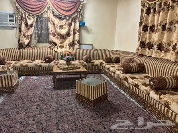 مجلس بني نظيف مع طاولاته وستائره. 0