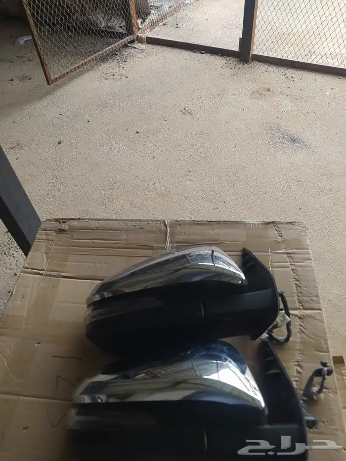 يوجد لدينا مرايات هايلوكس 2018 إلى 2023 0