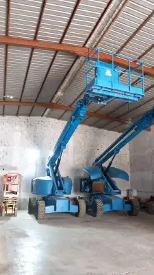 مان لفت وسيزر لفت للإيجار اليومي. Boom lift for rent 9