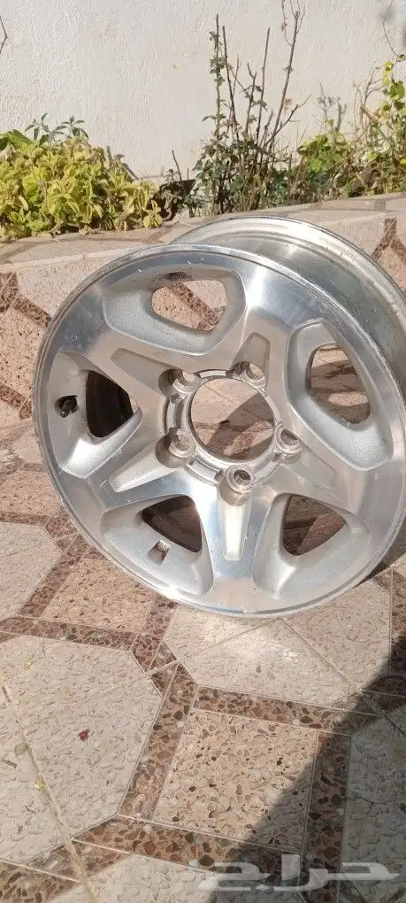 جنط جيب واحد نظيف جدا على اشرط لا رجه ولا غيره 0