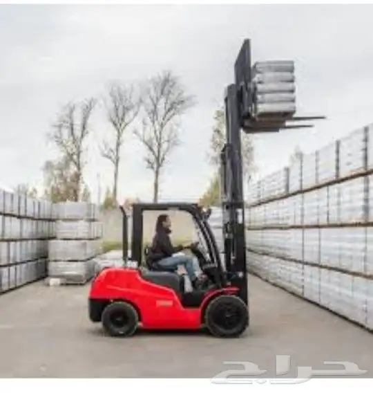 Scissor lift  Manlift and Forklifts for rent. تأجير رافعات 4