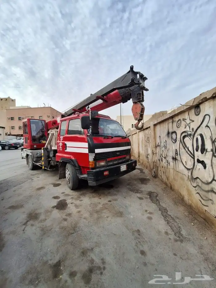 Scissor lift  Manlift and Forklifts for rent. تأجير رافعات 2