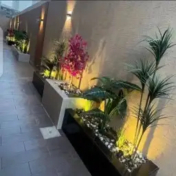 تنسيق حدائق عشب صناعي مظلات جلسات مرتفعة شلالات 22