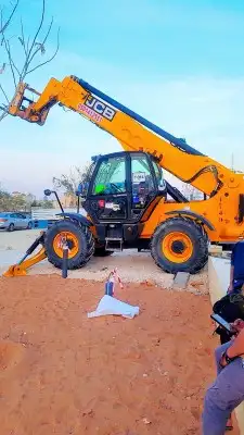 رافعة تلسكوبية للايجار 0