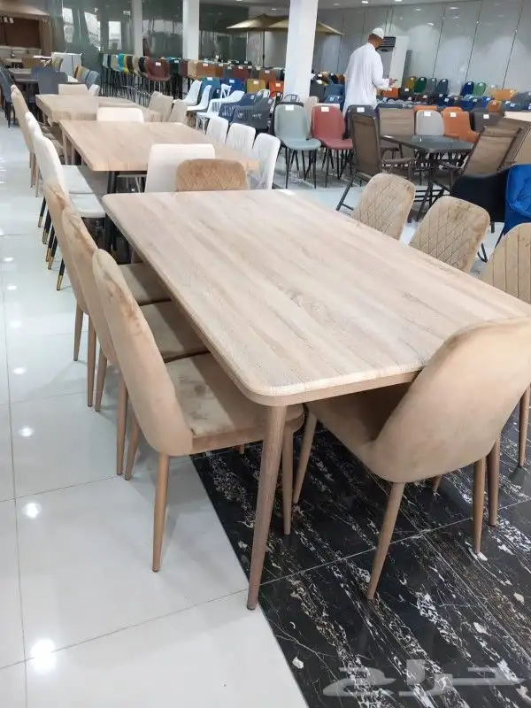 طاولات طعام خشب وكراسي جلد وقماش 4