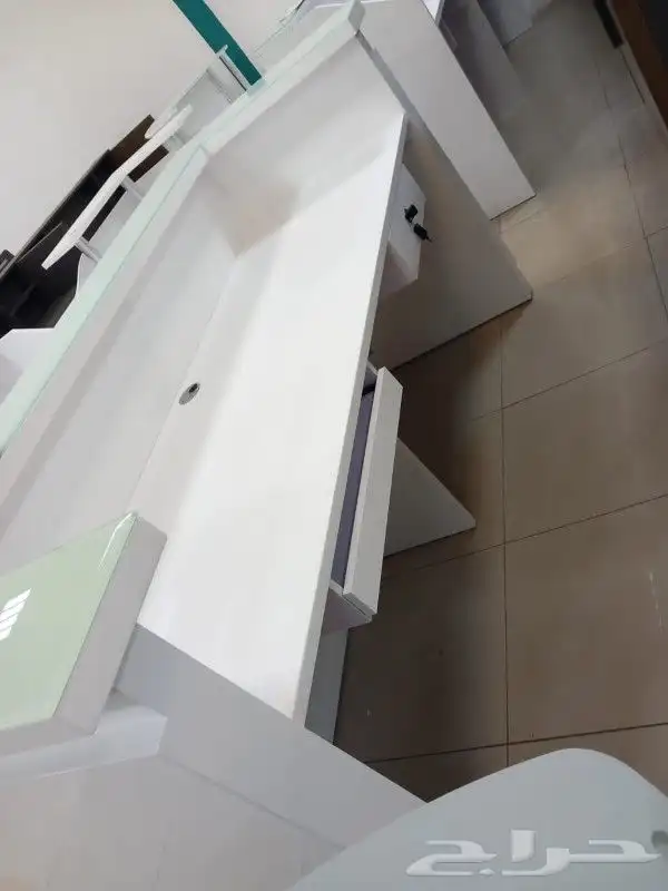 كونتر استقبال زجاج وخشب كراسي انتظار 4