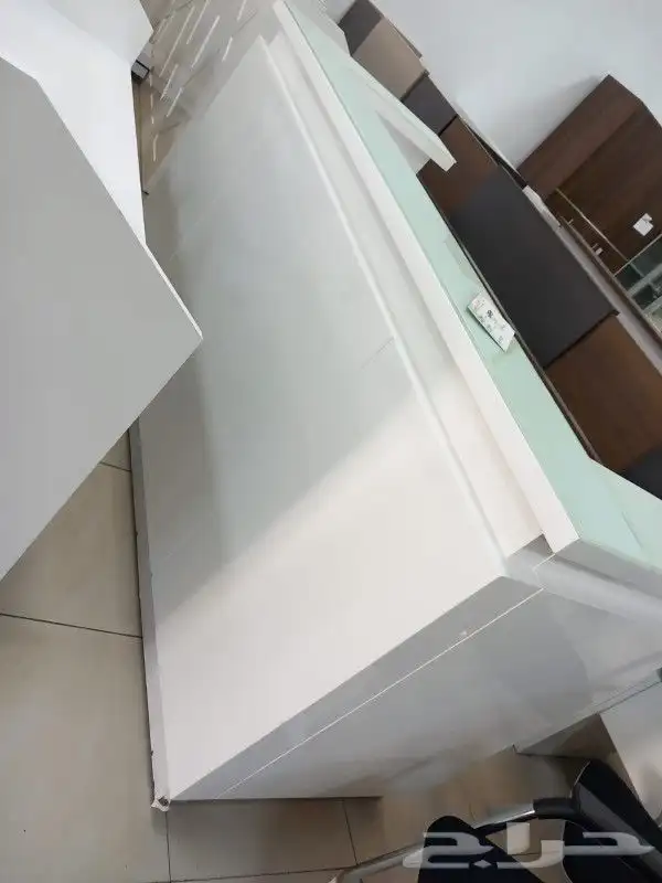 كونتر استقبال زجاج وخشب كراسي انتظار 5