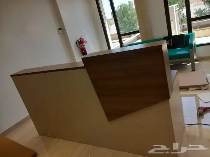 كونتر استقبال زجاج وخشب كراسي انتظار 0