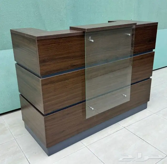 كونتر استقبال زجاج وخشب كراسي انتظار 2