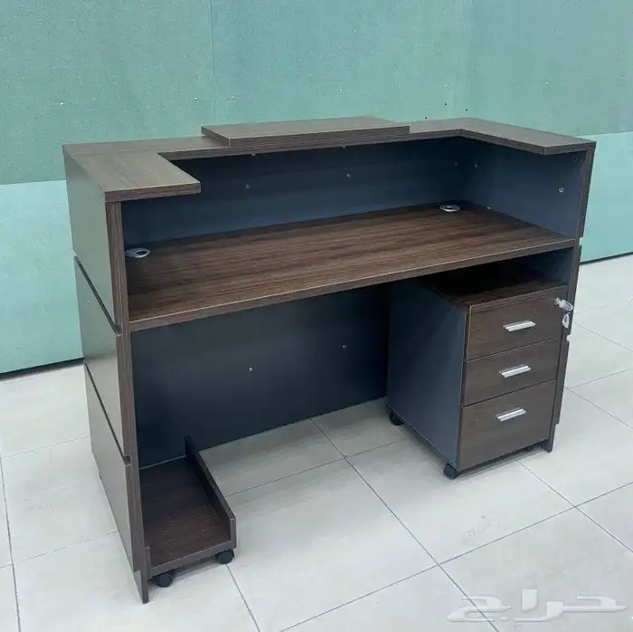 كونتر استقبال زجاج وخشب كراسي انتظار 3