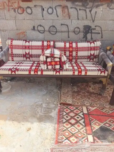 طاولات وكراسي 7