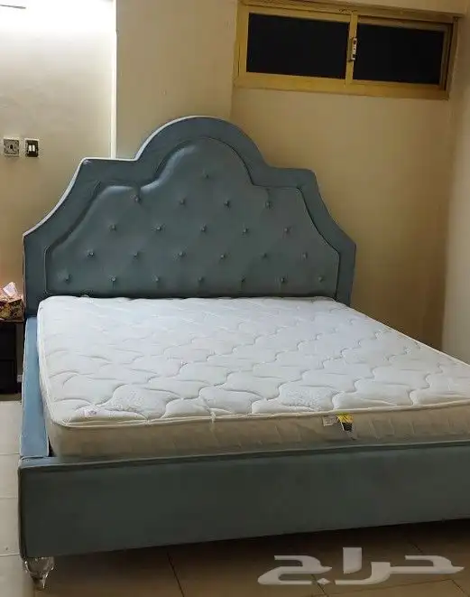 سرير كبير من هوم سنتر شبه جديد 1