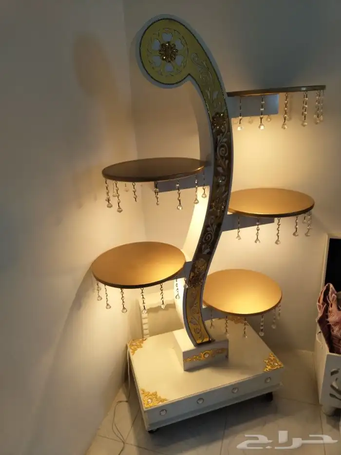 عربية ملكة ابيض وذهبي البيع سمح باذن الله 0