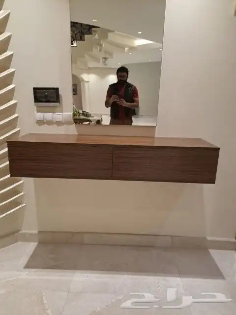 طاولات تلفزيون معلقه بتصميم أنيق وأحجام متنوعه 1