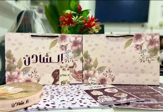 طباعة بكج عبايات ملون ( اكياس بوكس كرت ستكر ورق تغليف ليبل) 0