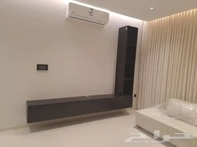 طاولات تلفزيون معلقه بتصميم أنيق وأحجام متنوعه 13