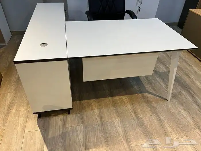 مكتب مودرن ابيض جاهز 1