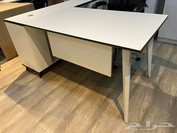 مكتب مودرن ابيض جاهز 2