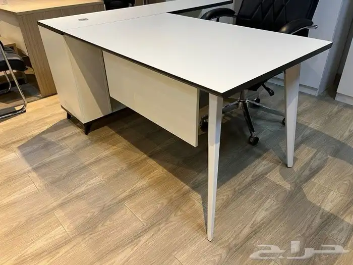 مكتب مودرن ابيض جاهز 3