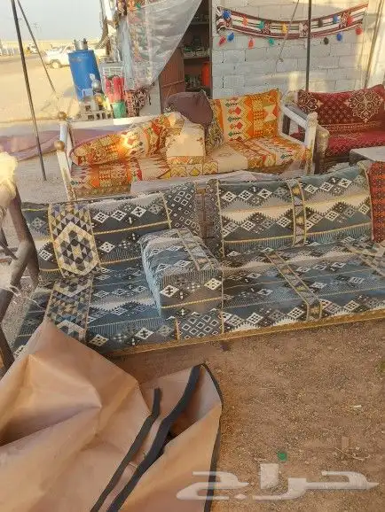 طاولات وكراسي 0