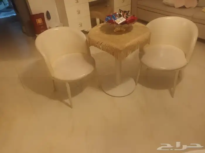 لمن يبحث عن التميز في العيد طاولة دائرية و2كرسي ابيض 2