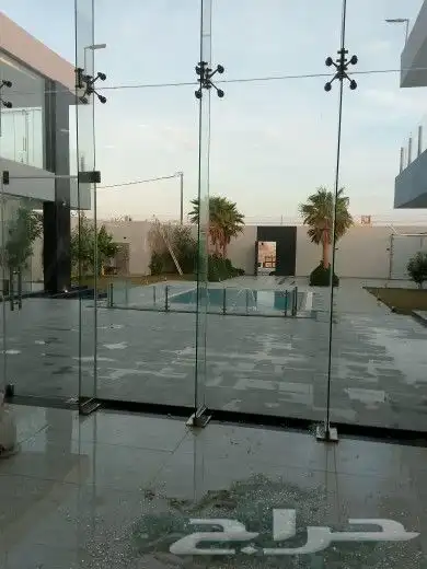 فني تركيب زجاج السكريت والدربزين والالمنيوم وجميع انواع الزج 0