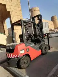 رافعة شوكية (فوركلفت) forklift للإيجار 1